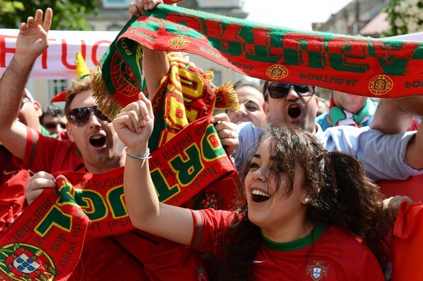 CĐV Bồ Đào Nha tạo ra bầu không khí lễ hội trước trận đấu ở Lviv, Ukraina.v